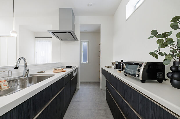 【【キッチン】】後ろにも収納スペースがあり使い勝手抜群のキッチン。整理しやすく、調理から片付けまでスムーズにこなせる便利な空間で、家族と一緒に過ごす時間も自然に楽しめます。(2026年1月撮影)