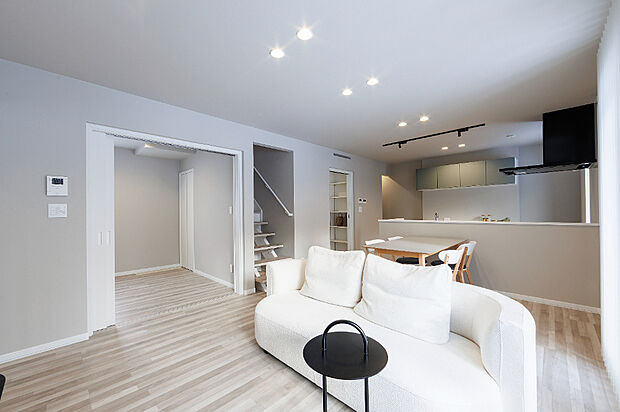 【【リビング/モデル(2)】】一直線に配置された開放的なLDKで、キッチンからリビング全体を見渡せます。家族と会話を楽しみながら料理ができ、パントリーも備えて食材の収納にも便利です。毎日の家事がスムーズに。