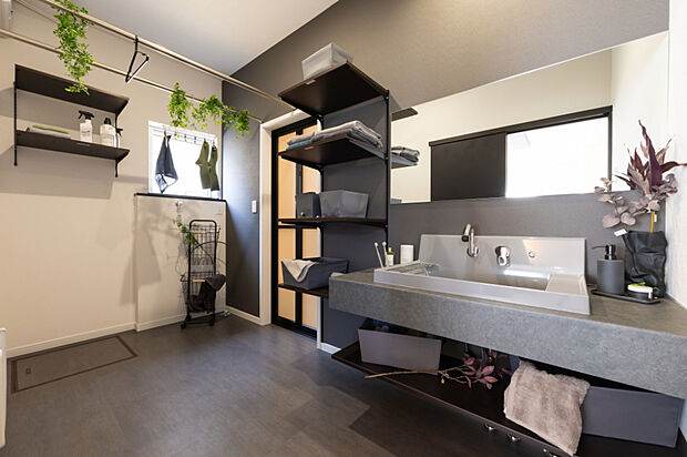 【【ユーティリティ】】洗濯や家事がしやすい実用的な空間。シャンプーや手洗い洗濯にも便利なシャワー付き洗面台を備え、忙しい毎日を快適にサポートします。(2026年1月撮影)