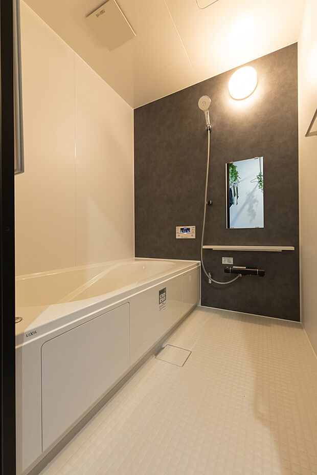 【【浴室】】広々とした浴室は、ゆったりと1日の疲れを癒せる空間。落ち着いた雰囲気でリラックスでき、家族みんなが快適に過ごせるバスタイムを実現します。(2026年1月撮影)