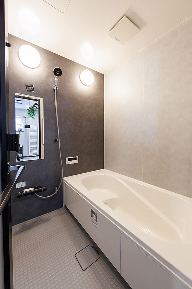 【【モデル16 浴室】】浴室はグレーを基調とした大人っぽいデザインで、落ち着いたオシャレな雰囲気に。上品な色味が空間を引き締め、毎日のバスタイムが特別に感じられます。(2025年12月撮影)
