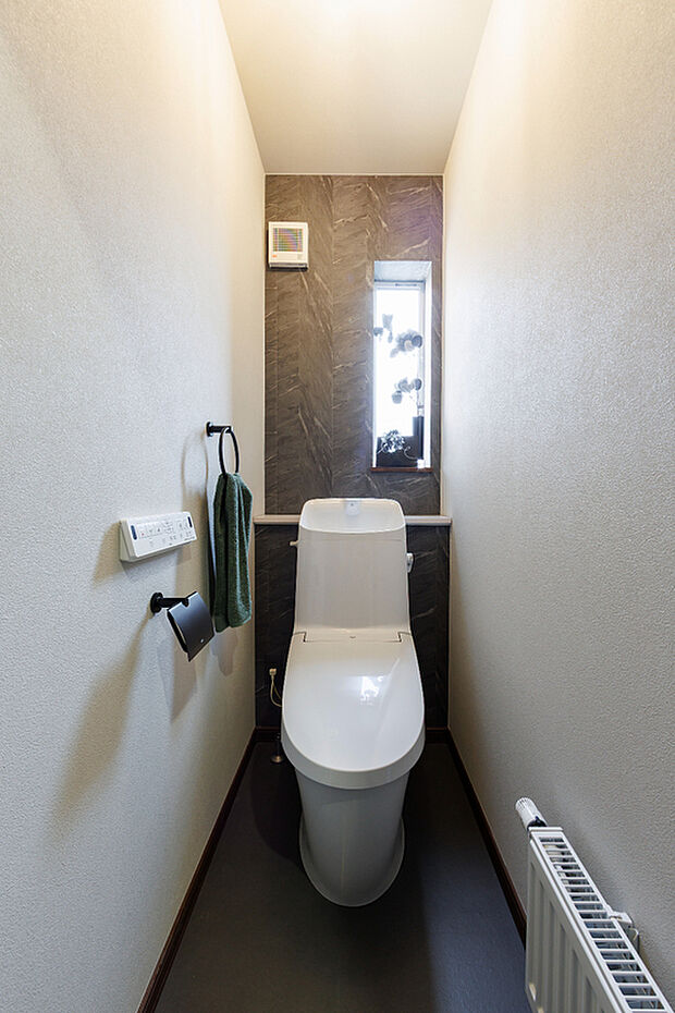 【【モデル16 トイレ】】トイレはコンパクトながら、窓があることでほどよい開放感が感じられる心地よい空間。自然光が差し込み、明るく使いやすいのが魅力のトイレです。(2025年12月撮影)