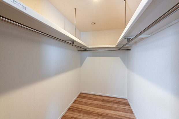 【【B棟 ウォークインクローゼット】】3帖のウォークインクローゼットは、上下2段に分かれた収納で衣類や小物をたっぷり整理可能。毎日の身支度が快適になるスペースです。(2026年3月撮影)