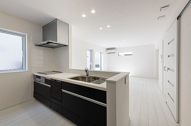 【【A棟 キッチン】】家事をしながらお部屋全体を見渡せる対面式のキッチンは、リビング横の続き間で遊ぶお子様の様子も見守れる安心設計。家族と会話をしながら、楽しく料理ができます。(2026年3月撮影）