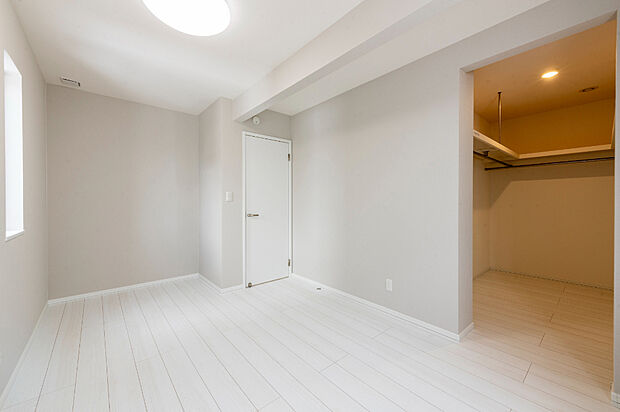 【【A棟 主寝室】】すべての居室に広さを確保しており、どこにいても休まる時間を過ごせます。家具を置いても窮屈にならず、掃除や片付けもスムーズに行えるため、毎日の暮らしが快適に。(2026年3月撮影)