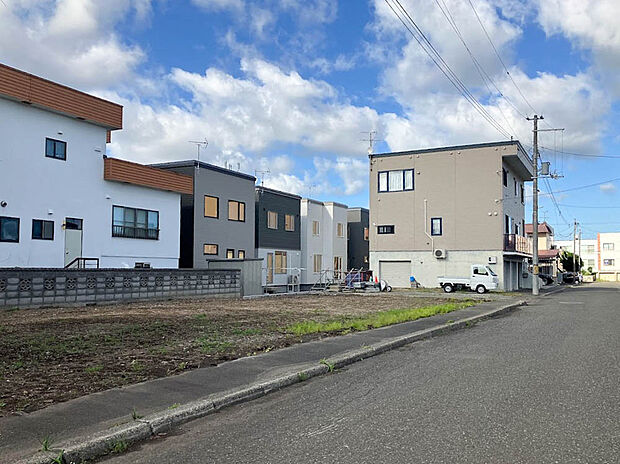 【【現地写真】】幅員8mの公道に面し、お車でのすれ違いや駐車もスムーズ。車通りが比較的少なく、小さなお子様のいらっしゃるご家庭にも心強い立地です。
(2025年10月撮影)