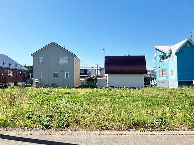 【【現地写真】】全2棟が登場です。拓殖バス「南鈴蘭」停まで徒歩約7分の立地。ぜひ現地をご覧ください。
(2025年12月撮影)