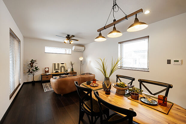 【【(18)リビング】】18帖のゆとりあるリビングは、大きな窓からたっぷりと光が差し込み、明るく開放的でありながら落ち着いた印象。家族が自然と集まり、心地よいくつろぎの時間を過ごせる住まいの中心です。(2026年1月撮影)