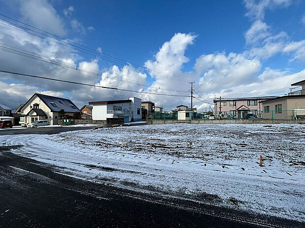 【【現地写真】】小学校や最寄りの保育園まで徒歩約5分。お子様の通学や送り迎えに心強い環境です。
（2025年12月撮影）