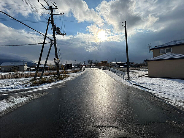 【【現地写真】】南東側が公道に面したうれしい立地の物件です。陽当り良好、暖かい陽射しを感じられるお住まいが建てられます。
（2025年12月撮影）