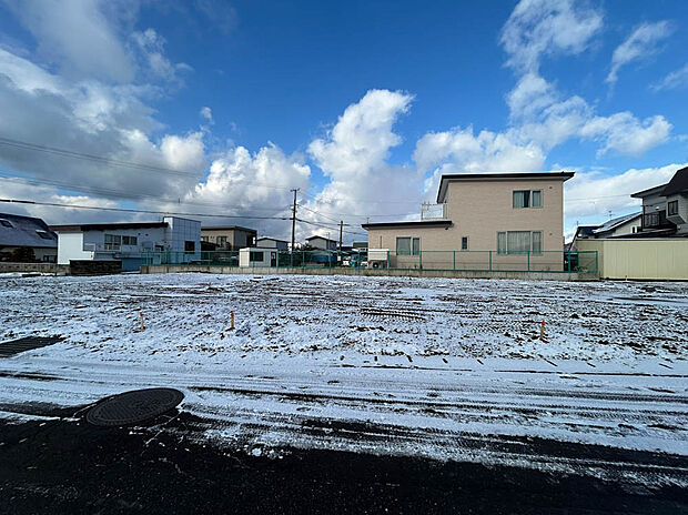 【【現地写真】】周辺には高い建物も少なく、隣家とも距離が保たれているため陽当り、風通しが期待できます。
（2025年12月撮影）