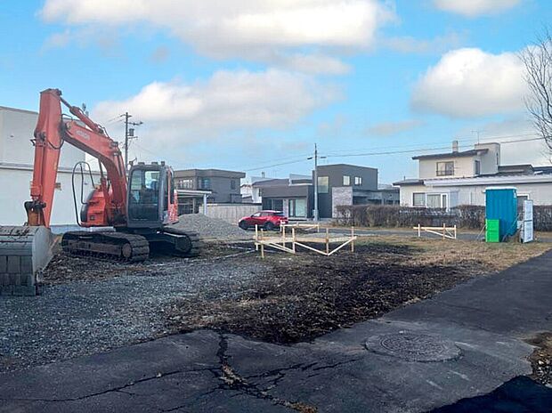 【【現地写真】】経費削減につながる太陽光パネル搭載のお住まい。二面採光の明るいリビングで開放感あふれる室内。
（2025年12月撮影）