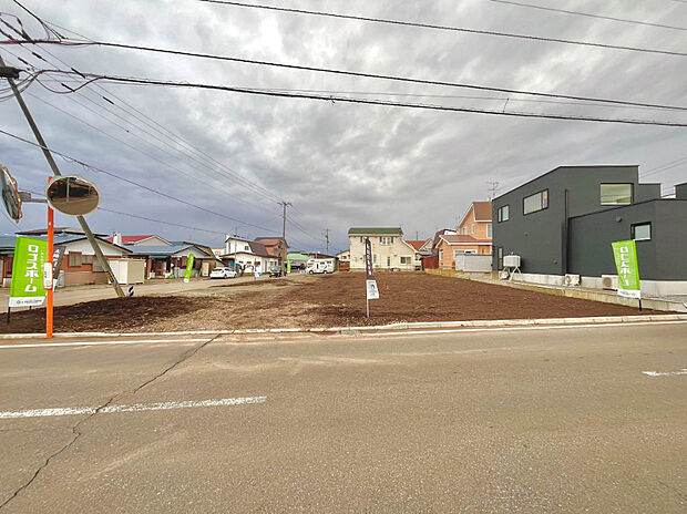 【【1号棟 現地写真】】幅員7m以上の広い道路に面し、お車の出し入れもスムーズ。見通しが良いので、お子様との外出も安心で心強い立地です。
(2026年3月撮影)