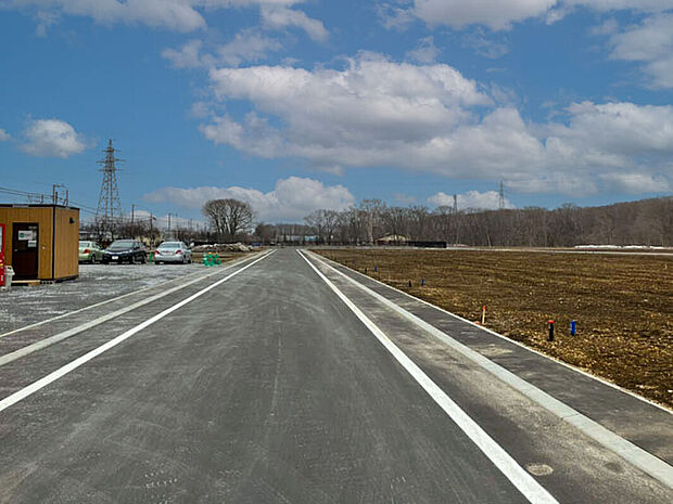 【【現地写真】】幅員8mの公道に面し、お車でのすれ違いや駐車もラクラク!見通しが良くお子様との外出にも心強いですね。
(2026年4月撮影)