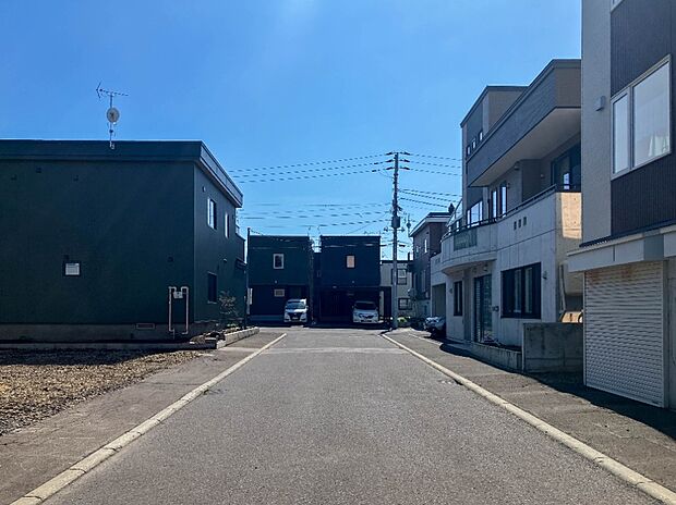 【【現地写真】】きれいに舗装された前面道路は、お住まいの見栄えも良くしてくれますね。徒歩10分圏内には生活利便施設が揃い住環境も良好です。
(2026年5月撮影）