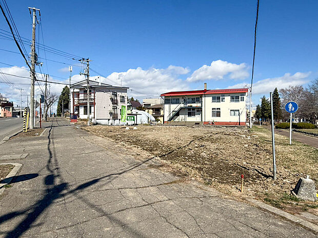 【【現地写真】】車通りの少ない前面道路で小さなお子様との外出や、ペットとのお散歩にも心強いですね。小中学校まで徒歩5分圏内と、お子様の通学もしやすい立地です。
(2026年5月撮影)