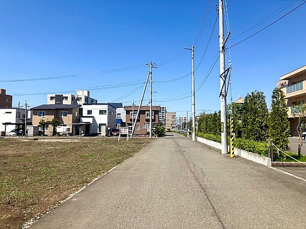 【【現地写真】】徒歩10分圏内には教育機関や商業施設などの生活利便施設が揃います。子育て世帯にも優しい住環境が魅力です。
(2026年5月撮影)