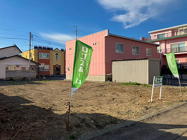 【【現地写真】】間口は約13mと広く開放的。ゆとりのお庭や、複数台駐車可能なカースペースもご検討いただけます。
(2026年6月撮影)