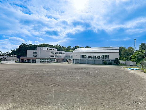 伊達西小学校（約240m）