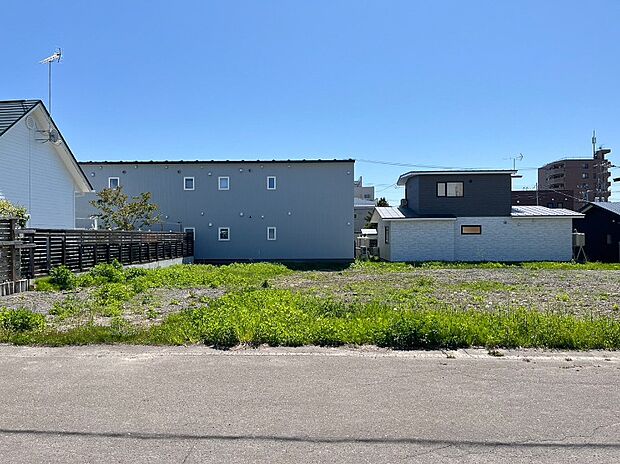 【【現地写真 左側】】現在更地のため、敷地全体の広さや陽当たりをご確認いただけます。お引き渡し後はスムーズに建築計画を進められます。
(2026年6月撮影）