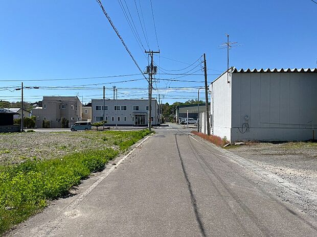 【【現地写真】】見通しの良い道路は、お住まいの見栄えが良くなるだけでなく、安全性・防犯性も高まりますね。
(2026年6月撮影）