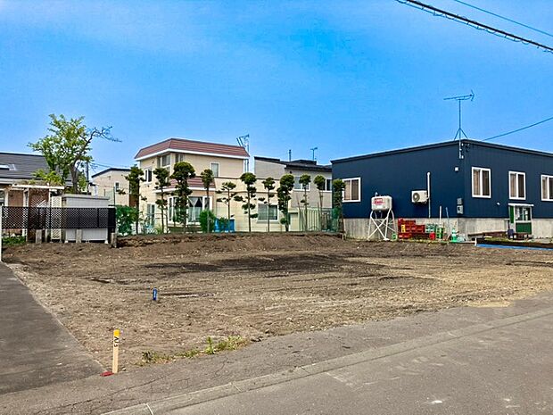【【現地写真】】ゆとりある土地なら、間取りの自由度が高まり、夢も広がりますね。参考プランもご用意しておりますので、お気軽にお問い合わせください。
(2026年5月撮影）