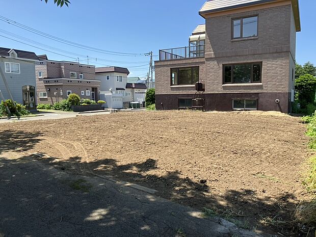 【【現地写真】】最寄りバス停「4番通10丁目」停まで徒歩約2分とバスアクセス良好！お出掛けのしやすい環境です。
（2026年6月撮影）