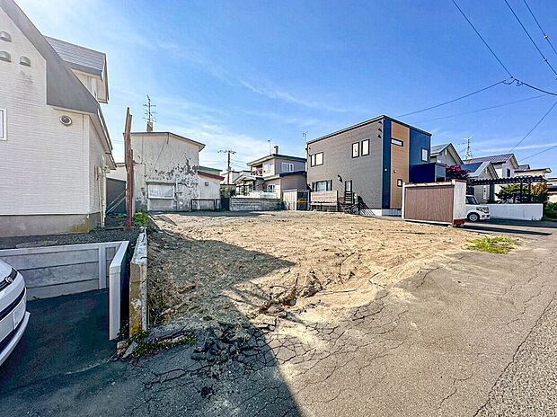 【【現地写真】】最寄りバス停「緑ヶ岡」停まで徒歩約3分。公共交通機関も利用しやすく、通勤や通学にも便利な環境です。
（2026年6月撮影）