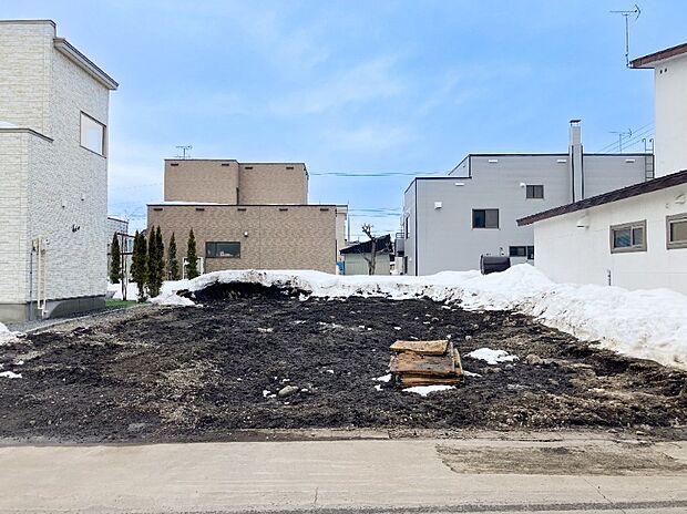 【【現地写真】】完成は2026年9月です。現況更地につき陽当りや周辺環境をご確認いただけます。ぜひお気軽にお問い合わせください。
（2026年6月撮影）