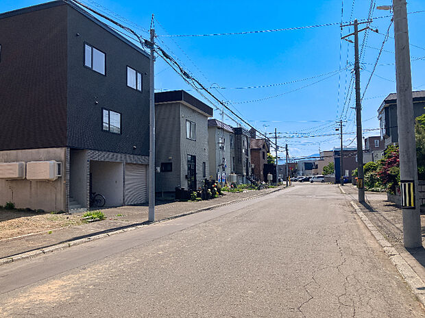 【【現地写真】】前面道路は幅員約11mと広く、開放感あふれるロケーションです。見通しも良くお車の出し入れもスムーズに行えます。
（2026年5月撮影）