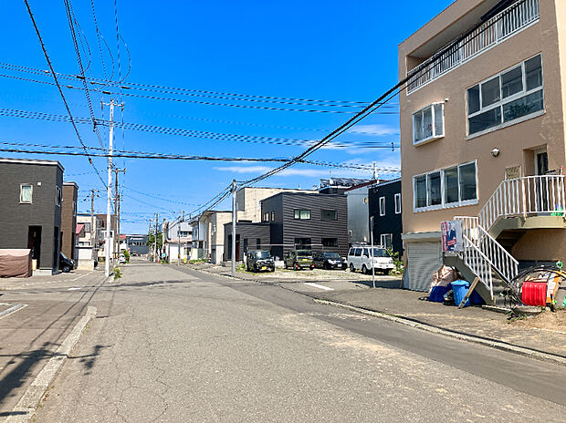 【【現地写真】】小中学校まで徒歩約7分と、子育て世帯にも嬉しい住環境です。買物施設も点在し、日々のお買い物にも困りません。
（2026年5月撮影）