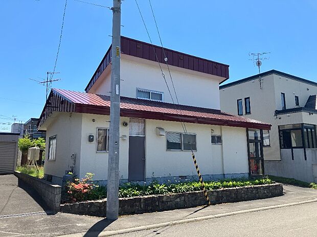 【【北側 現地写真】】現在古屋がございますが、解体後更地でのお引渡しになります。解体費用が掛からず、スムーズに建築を進められます。
（2026年6月撮影）