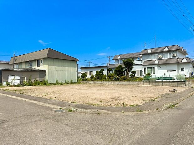 【【現地写真】】2号地は角地に位置し、陽当りや風通しも期待できます。快適に過ごせるお住まいが建てられそうですね。
（2026年7月撮影）
