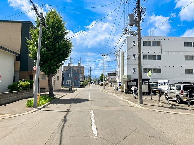 【【現地写真】】舗装済みの前面道路には歩道も整備され、毎日の移動にも便利な立地です。小さなお子様との外出にも心強いですね。
（2026年7月撮影）