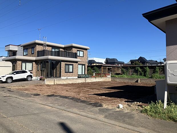 【【現地写真】】間口も広く、ゆとりのお庭やカースペースもご検討いただけます。ぜひご家族に合った夢のマイホームをご実現ください。
(2026年8月撮影)