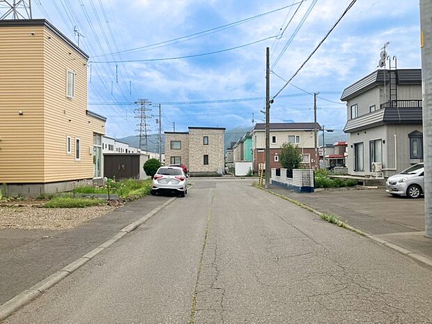 【【現地写真】】周辺に高い建物が少ない低層住居専用地域の閑静な住宅街です。車通りも比較的少なく静かにお過ごしいただけます。
(2026年7月撮影)