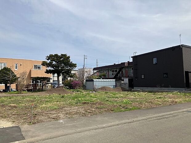 【【現地写真】】JR千歳線「白石」駅まで徒歩約14分と利便性の高い立地が魅力！東西線「白石」駅も利用可能で通勤やお出掛けのしやすい環境です。
（2026年8月撮影）