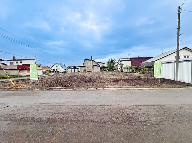 【【現地写真 北東側正面】】間口が広く、複数台の駐車スペースも確保しやすいゆとりある敷地です。建物参考プランもご用意しておりますので、ぜひお気軽にご相談ください。
(2026年8月撮影)