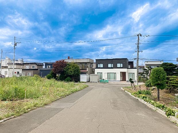 【【現地写真】】前面道路は幅員約8mのゆとりある公道で、車の出入りもしやすい快適な立地。見通しの良い道路は、お住まいの見栄えも良くなりますね。
（2026年9月撮影）