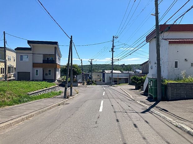 【【現地写真】】幅員8m以上の広い公道に面した、ゆとりと開放感が魅力の立地。通勤やお買い物など、毎日のお車でのお出掛けにも便利です。
(2026年8月撮影)