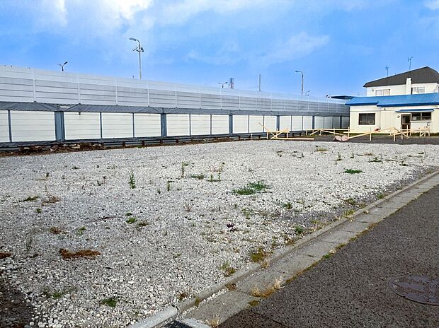 【【現地写真】】解体費用の掛からない更地です。お引渡し後はスムーズに理想の住まいづくりを始められます。
(2026年10月撮影)