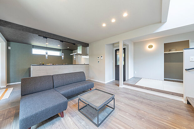 【リビング】
LDKはゆとりの約17帖。ご家族を身近に感じられる対面キッチン、リビング階段も魅力です。（2025年6月撮影）