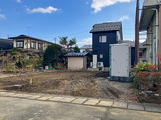 【現地写真】
JR東北本線「岩手飯岡」駅まで徒歩約25分の落ち着いた立地です。徒歩約8分にはバス停もございます。
(2026年2月撮影）