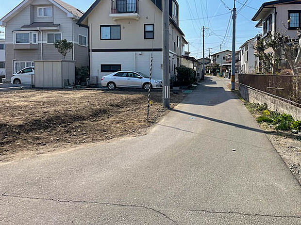 【現地写真】
車通りの少ない前面道路で小さなお子様との外出や、ペットとのお散歩にも心強いですね。
(2026年4月撮影)