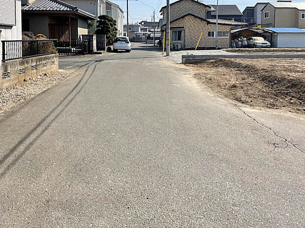 【現地写真】
幅員約4mの整備された道路に面しています。整った街並みに馴染む快適な土地です。
(2026年4月撮影)