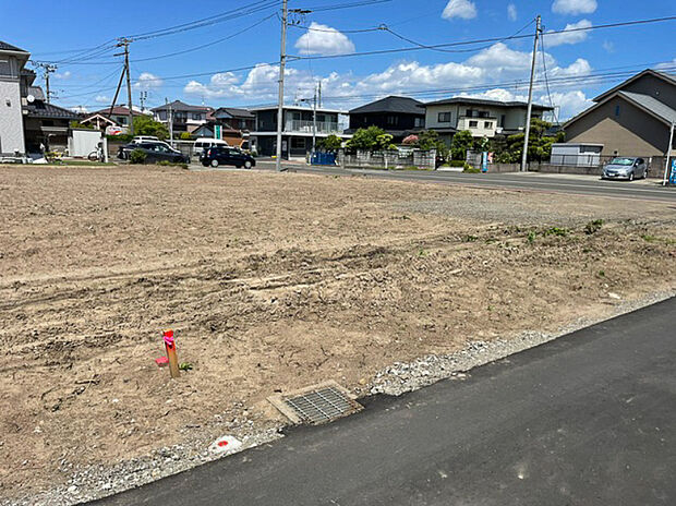 【現地写真】
土地の広さや建設後のイメージをすぐに確認できる更地です。解体費用もかからず、スムーズに着工できます。
(2026年6月撮影）