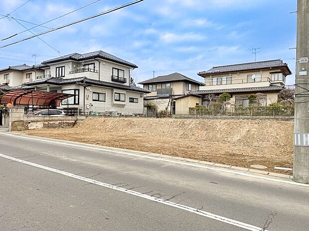 【現地写真】
教育機関や買物施設、郵便局などの生活利便施設が徒歩10分圏内に揃います。毎日の暮らしに便利な立地です。
(2026年7月撮影)
