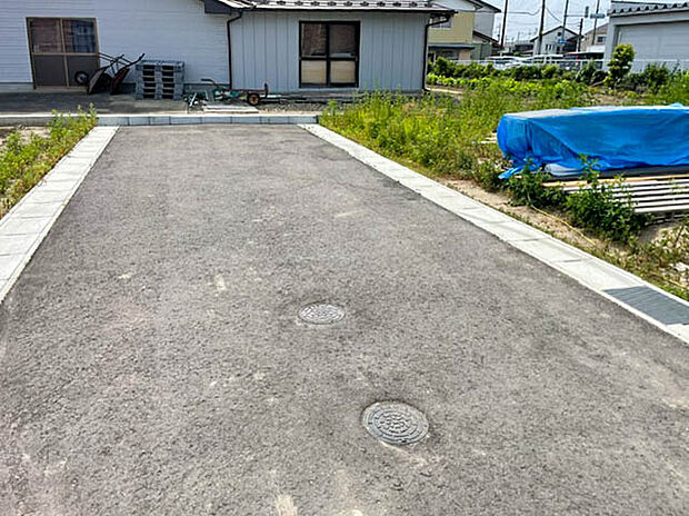【現地写真】
南東側道路に面し、暖かな陽光が差し込む明るい暮らしが期待できます。ぜひ周辺環境と合わせて現地をご覧ください。
（2026年7月撮影）