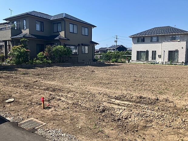 【現地写真】
これから建築がスタートします。現在は更地のため土地の広さや陽当りの良さなどを確認することができます。2026年11月完成予定です。
（2026年9月撮影）