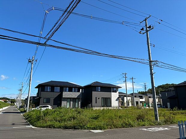【現地写真】
更地でのお渡しですので、解体費用が抑えられ、引き渡し後はスムーズな着工が可能。土地の広さや建設後のイメージも確認できます。
(2026年10月撮影)